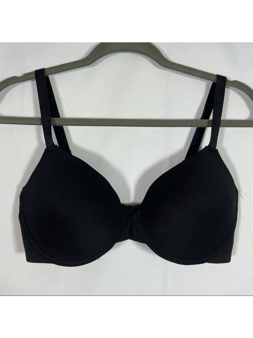 Just Be, Bra. Size 38D. In like new condition!